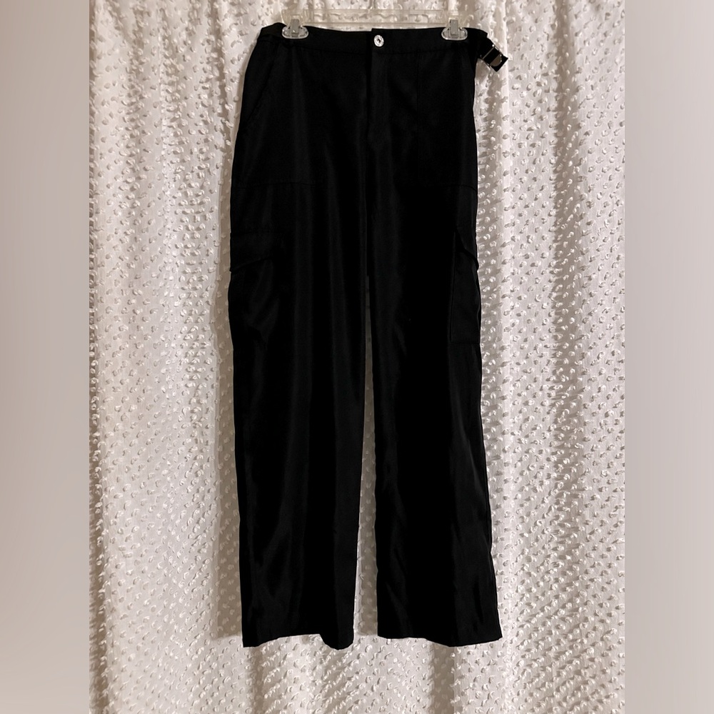 HOT ITEM! Cargo pants in black. Super flattering!